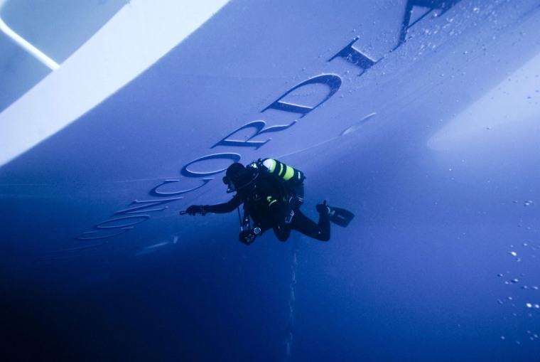 Image: Carabinieri divers at wrecked cruise ship