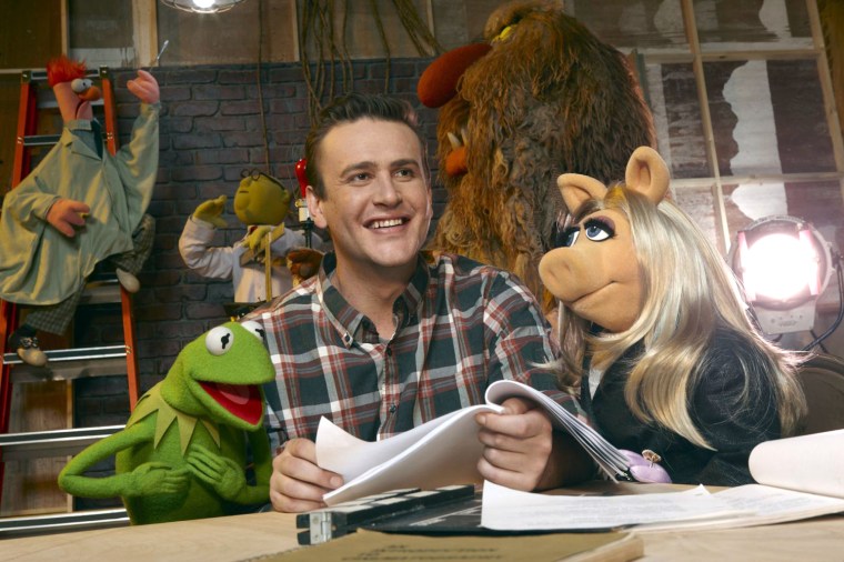 THE MUPPETS - ¬© The Muppets Studio, LLC (L-R) Kermit the Frog, Jason Segel and Miss Piggy