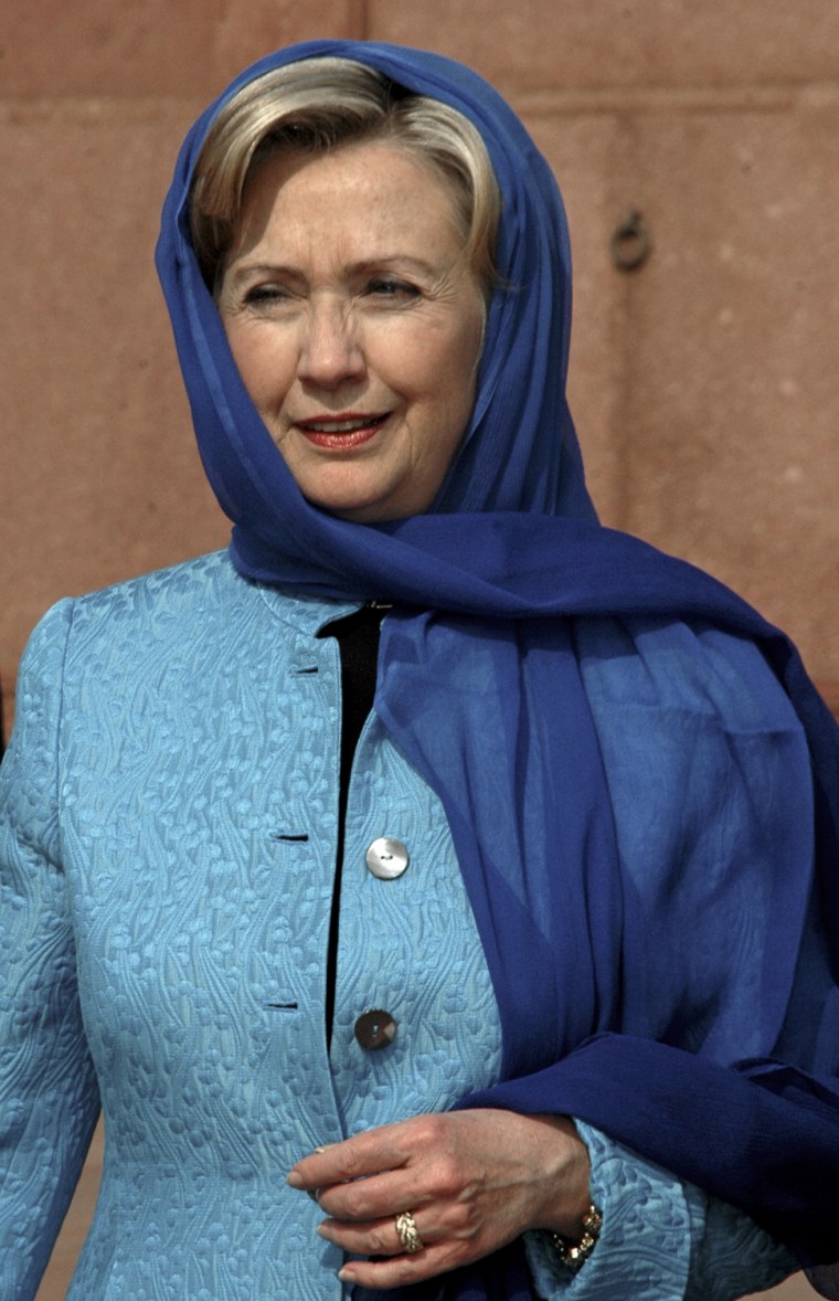 Image: U.S. Secretary of State Hillary Clinton visits the historical Badshahi Masjid in Lahore