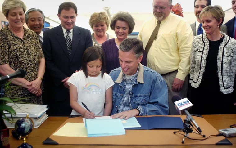 Huntsman signs No Child Left Behind