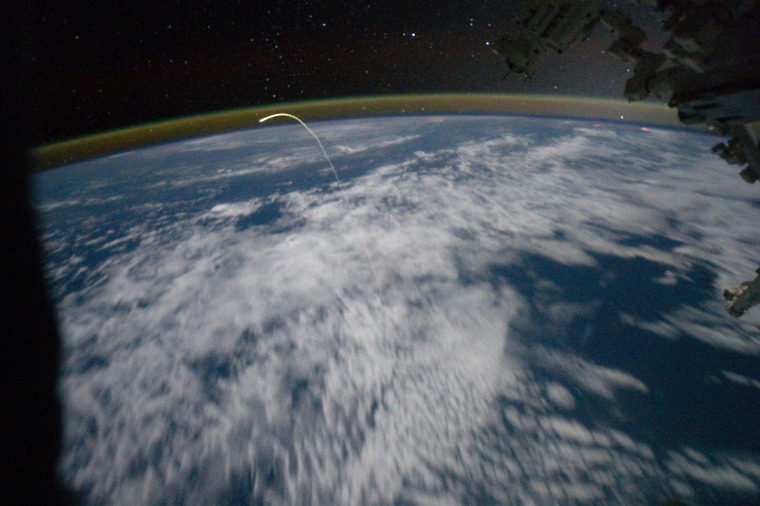Image: USA Shuttle Atlantis returns to Earth
