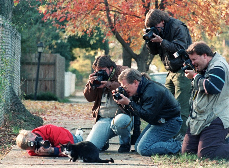 Press photographers surround Socks, the cat who be