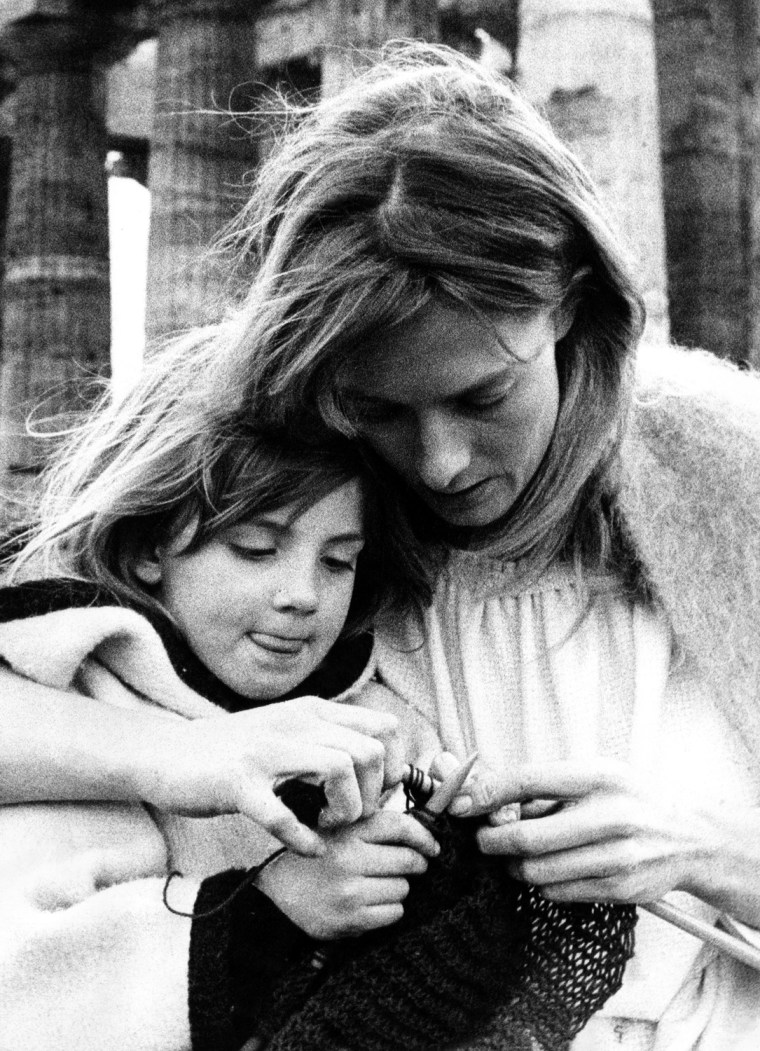 ISADORA, Vanessa Redgrave teaching her daughter Natasha Richardson how to knit amid the ruins of Paestrum, on-location, Rome, 1968