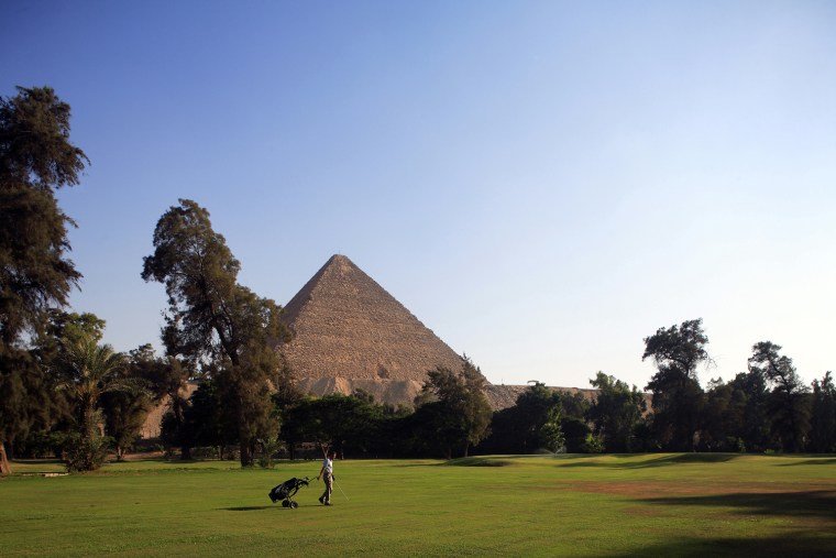 Egypte, le Caire, le golf de l'hotel de luxe Oberoi House face aux pyramides de Guize