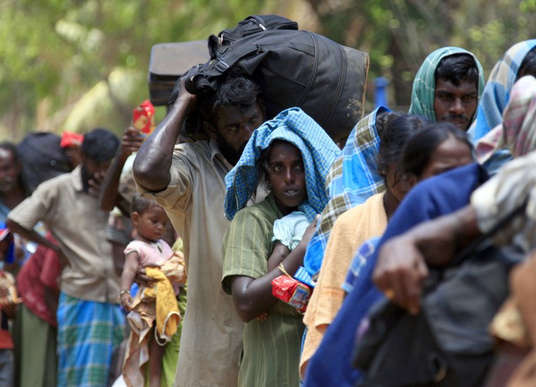 Image: Refugees  carry food and water as they flee the fighting