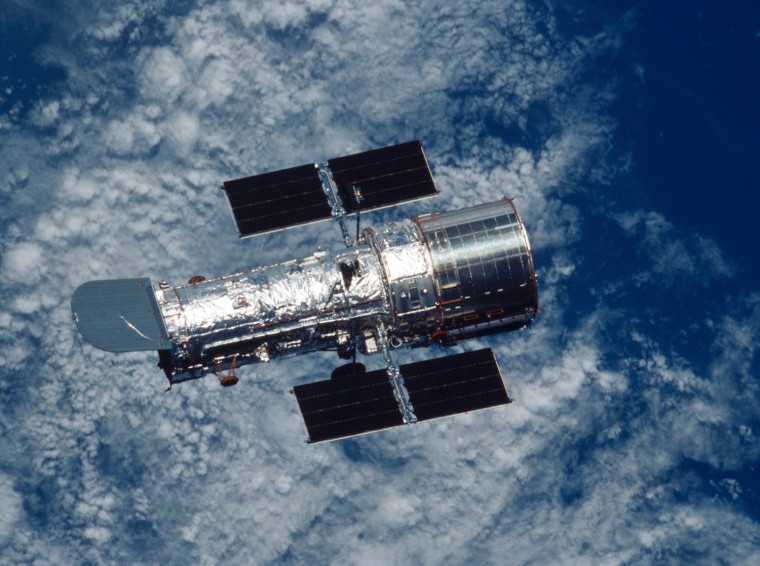 Image: The Hubble telescope floats in space.