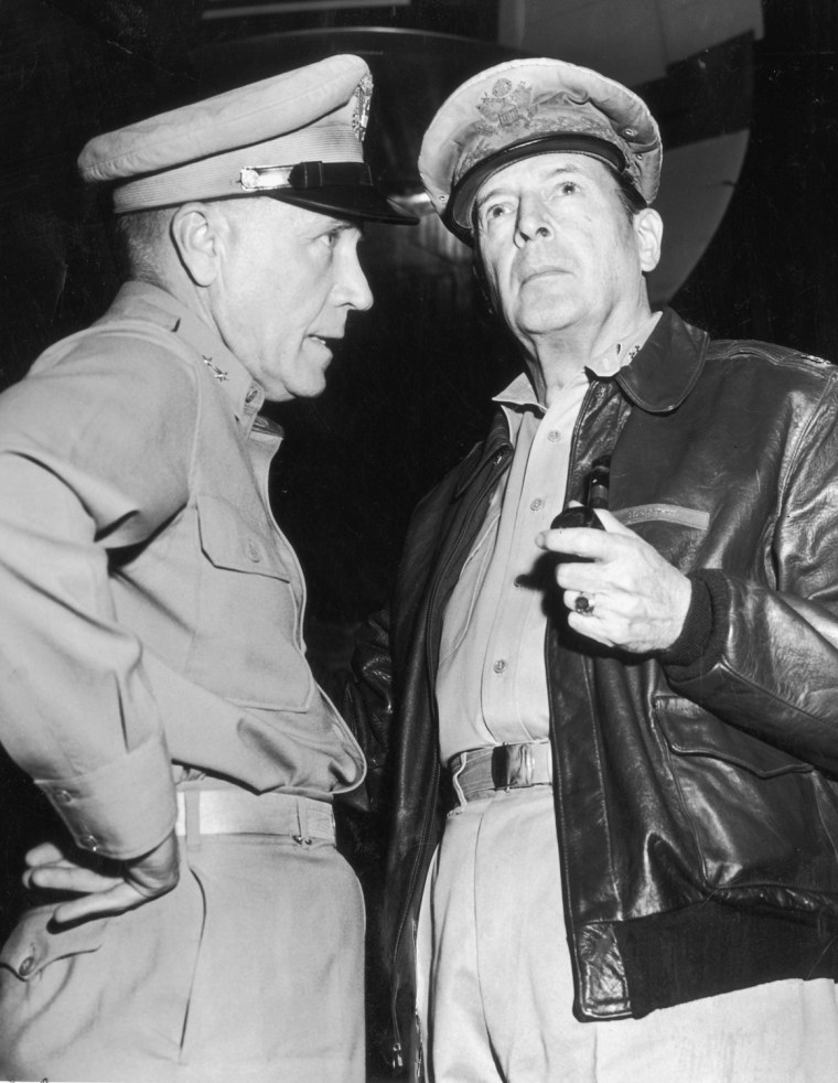 Image: General Hickey and General Douglas MacArthur