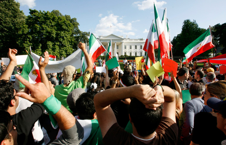 Image: Demonstrators protest against the Iranian election in front of the White House in Washington