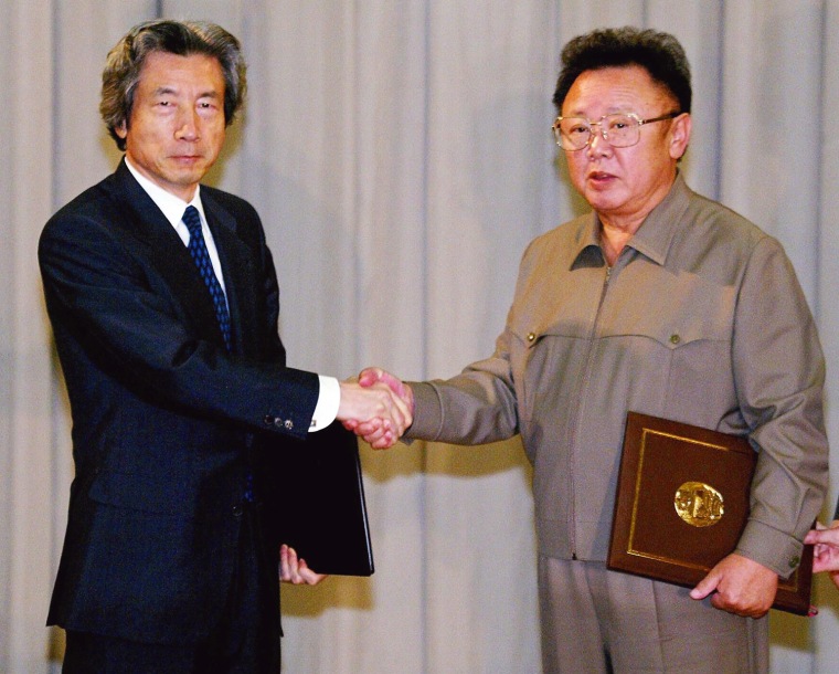 Japanese Prime Minister Junichiro Koizumi (L) shakes hands with North Korean leader Kim Jong-Il (R) after signing a joint statement at the end of their historic one-day summit at the Paekhwa Won guesthouse in Pyongyang 17 September 2002.     AFP PHOTO/POOL