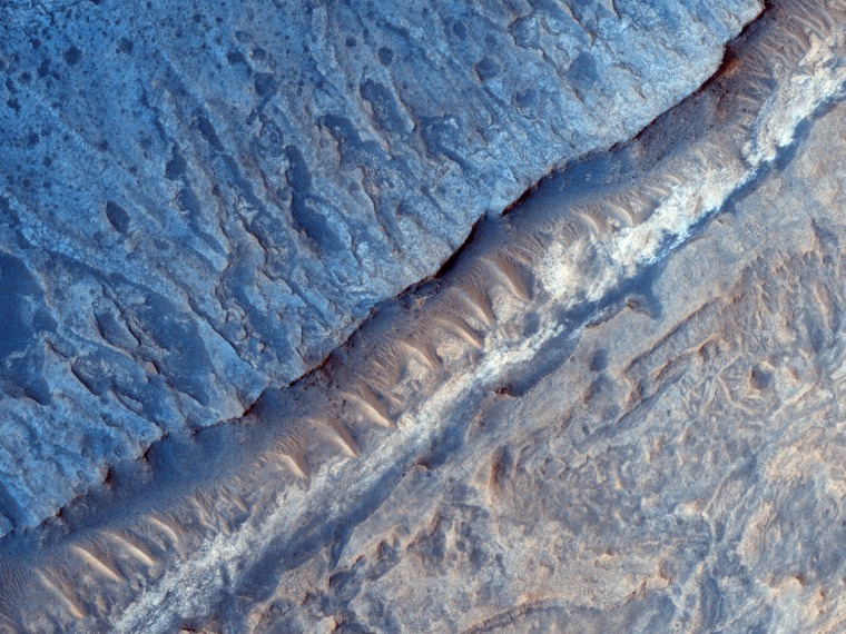 Sulface and clay strata in Gale crater on Mars