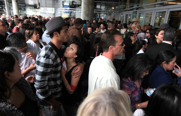 Image: Fans enter the Staples Center for Michael Jackson's memorial