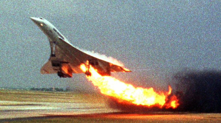 ** ARCHIV ** Mit brennendem Triebwerk hebt am 25. Juli 2000 der Air France Concorde Flug 4590 vom Charles de Gaulle Flughafen in Paris ab. Der japanische Geaschaeftsmann Toshihiko Sato machte die Aufnahme aus einem anderen Flugzeug heraus. Vor 40 Jahren begann eins der faszinierendsten Kapitel der Luftfahrtgeschichte. Am Nachmittag des 2. Maerz 1969 hob in Toulouse das Ueberschallflugzeug Concorde zu seinem Erstflug ab. Doch der \"wunderbare Vogel\" flog stets gegen den Zeitgeist und wurde ein wirtschaftliches Fiasko. Seine Geschichte wird zudem vom Unfall des 25. Juli 2000 ueberschattet, bei dem nahe Paris 113 Menschen ums Leben kamen. Mit der Ausmusterung der Concorde 2003 endete vorerst der zivile Ueberschallflug.  (AP Photo/Toshihiko Sato, Archiv) **VEROEFFENTLICHUNG NUR MIT URHEBERANGABE:  TOSHIHIKO SATO **   --- ** FILE ** Air France Concorde flight 4590 takes off with fire trailing from its engine on the left wing from Charles de Gaulle airport in Paris on July 25, 2000. The plane crashed short