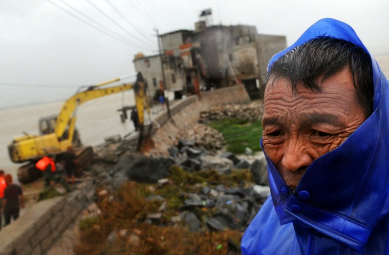 Image: One dead as Typhoon Morakot slams into China