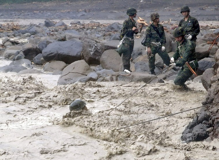 Image: Troops try to cross a river