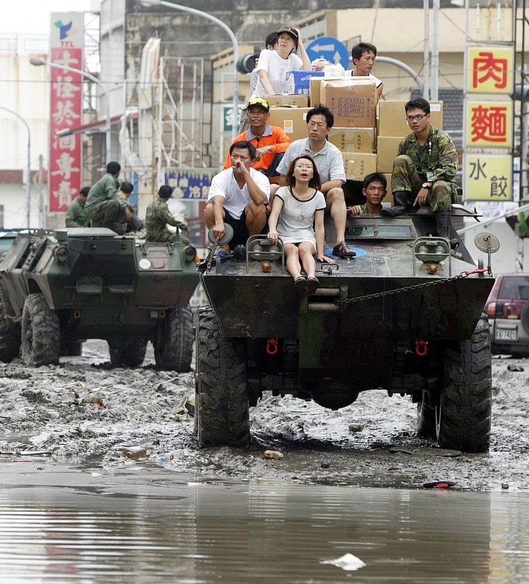 Image: Troops transport residents