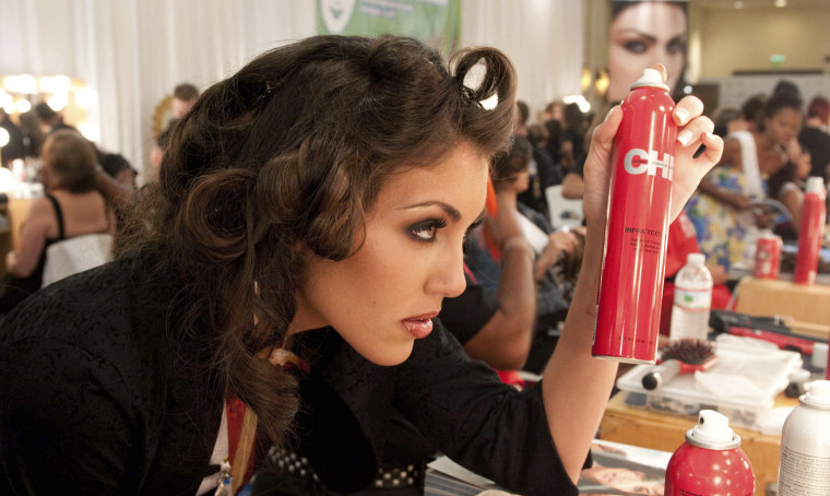 На фото: Ласич, Мисс Аргентина 2009, готовится за кулисами к участию в конкурсе «Мисс Вселенная» в Атлантиде.