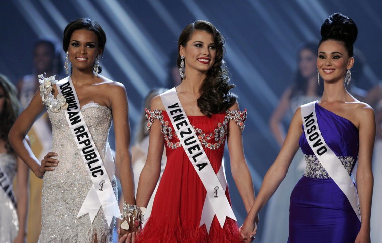 На фото: Венесуэлка Стефания Фернандес стала "Мисс Вселенная 2009" на Багамах