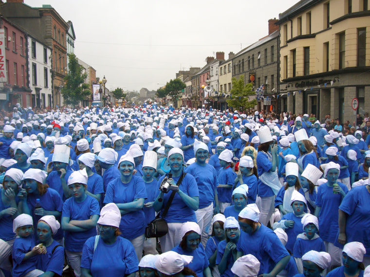Most people dressed as Smurfs
The most people dressed as Smurfs was 1,253 and was achieved by the Muckno Mania Festival in Castleblayney, Co Monaghan, Ireland, on 18 July 2008.
