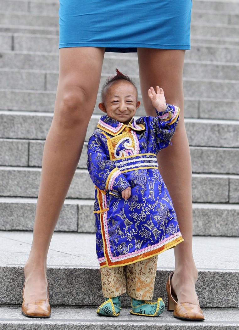 Image: World's smallest man and woman with world's longest legs