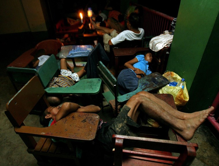 Image: Filipino displaced families by Ketsana spend the night in public school