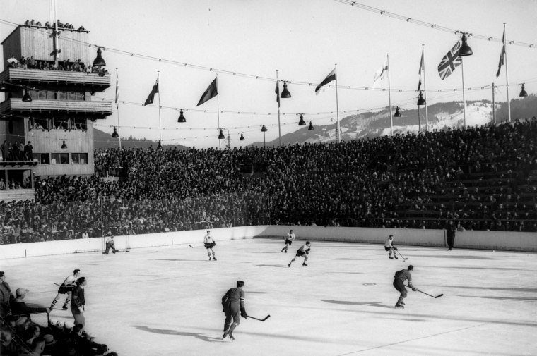 February 1936:  An ice hockey match between the USA and Canada during the Winter Olympics at Garmisch-Partenkirchen.  (Photo by Central Press/Getty Images)