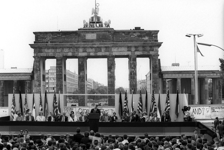Image: Fall of Berlin Wall - Schabowski