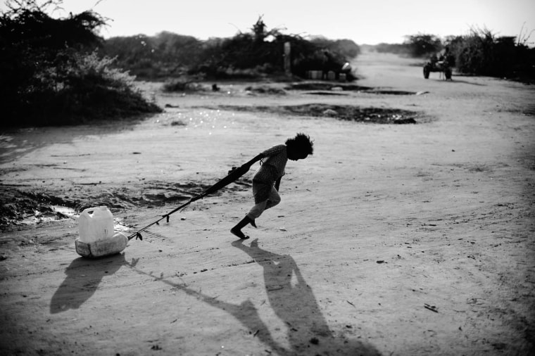 Dadaab refugeecamp - 90 kilometers from the somali border.
the world biggest refugeecamp with apx. 300.000 people living there.

a small girl collecting drinking water and brining it back to her family.