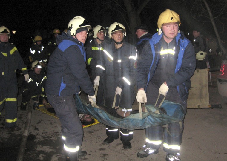 Image: Rescuers carry fire victims in Perm