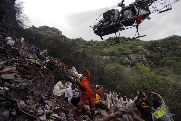 Как выглядят тела после авиакатастрофы Pakistan: A nation in turmoil