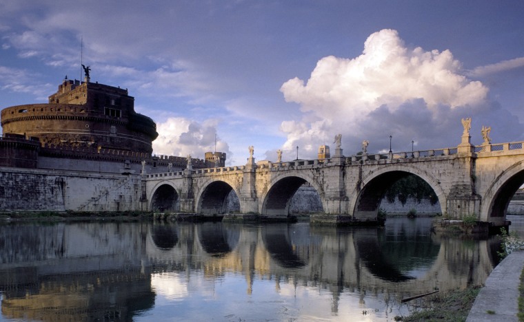 Image: Castel Sant'Angelo and Tiber River