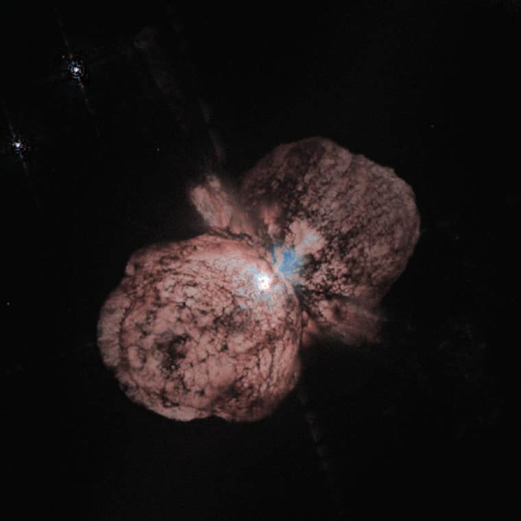 Ballooning star
Eta Carinae was the site of a giant outburst observed from Earth about 150 years ago, when it became one of the brightest stars in the southern sky. The star survived the explosion, which produced two billowing clouds of gas and dust.