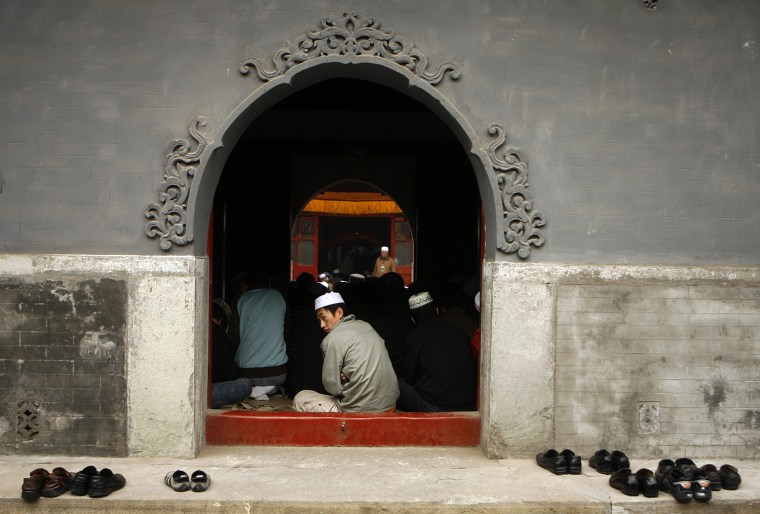 Image: Chinese Muslims gather to pray in the Ni