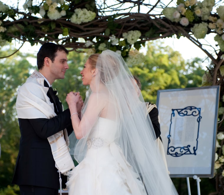 Image: IT'S OFFICIAL: CHELSEA CLINTON TIES THE KNOT