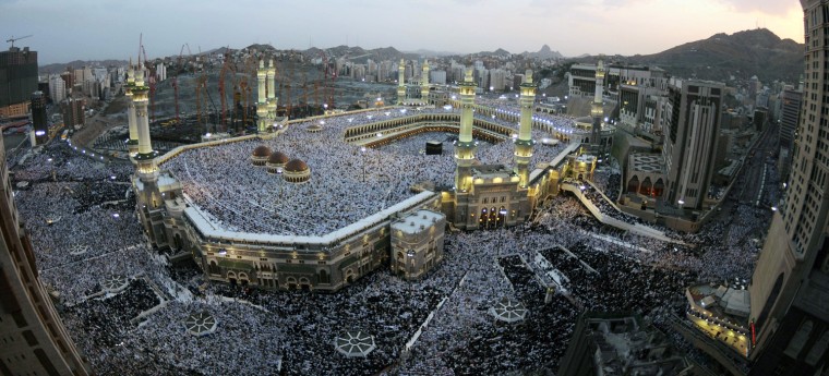 Image: Hundreds of thousands of Muslims perform
