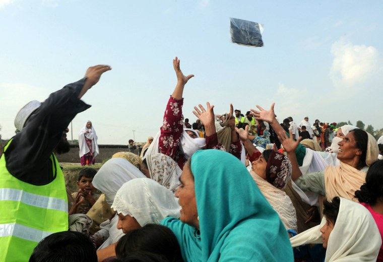 Image: Pakistani flood victims gather to receiv