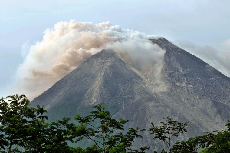 Image: Merapi volcano spews thick smoke, taken