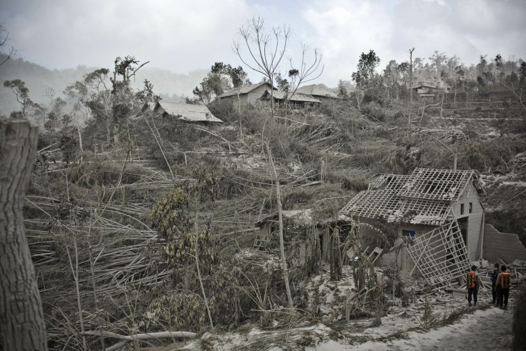 Image: Mass Evacuations As Mount Merapi Erupts