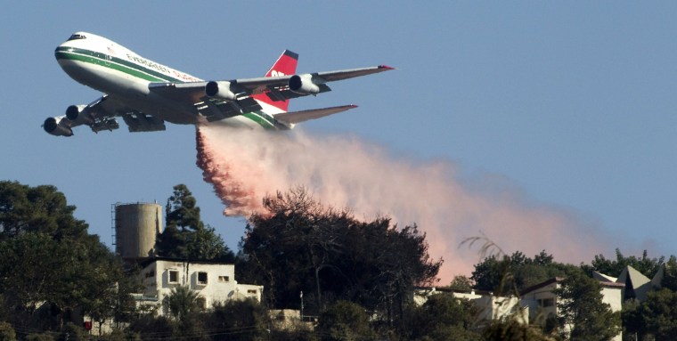 Image: US Evergreen 747 supertanker sprays over