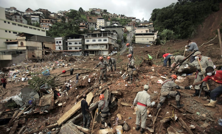 Image: Rescue workers search for victims after a landslide in Nova Friburgo
