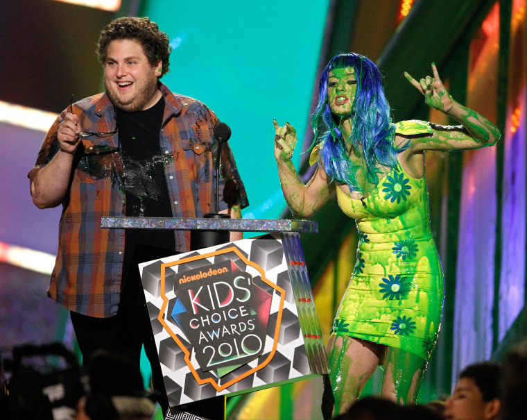 Image: Perry gestures next to Hill after she was slimed at the Nickelodeon Kids' Choice Awards in Los Angeles