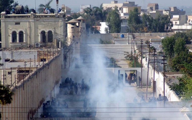 Image: Seven prisoners died in clashes with police