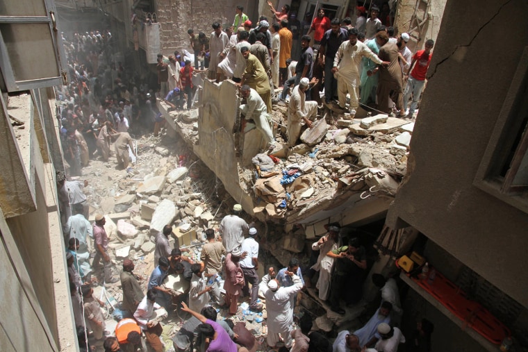 Image: Residential building collapsed in Karachi