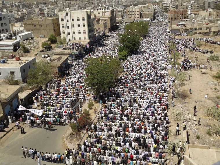 Image: Anti-government protesters attend Friday prayers in the southern Yemeni city of Taiz