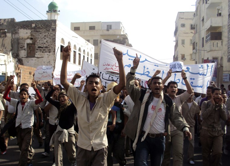 Image: Anti-government protesters shout slogans during a demonstration in al-Habileen