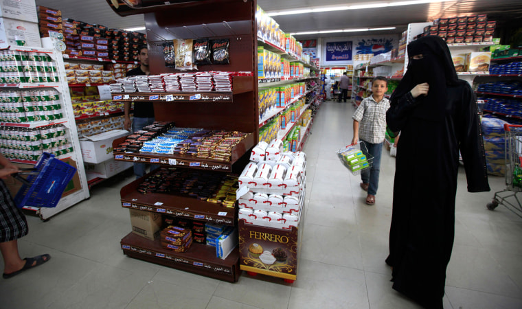 Image: A Libyan family shops at a supermarket in the Libyan rebel-held city of Misrata