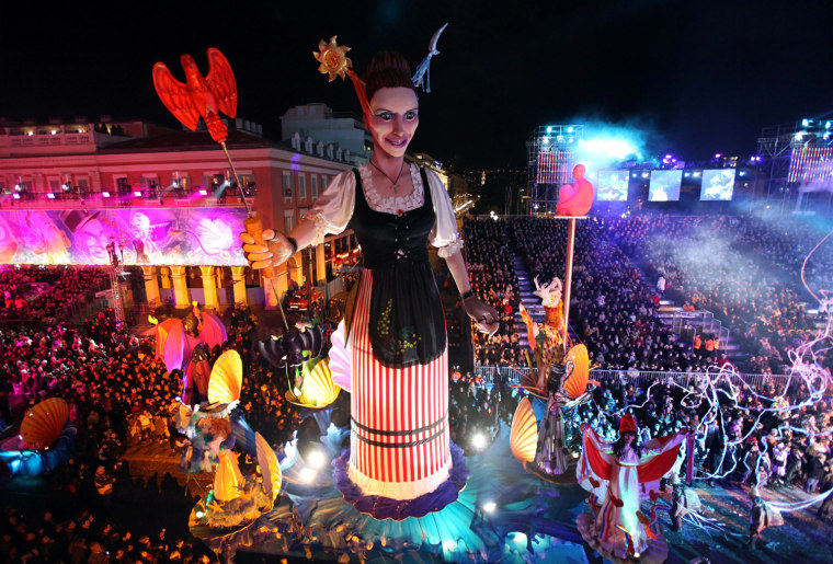 Image: The Queen of Nice's float takes part in
