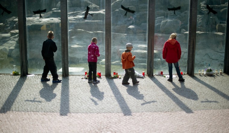 Image: Children stand in front of polar bear Kn
