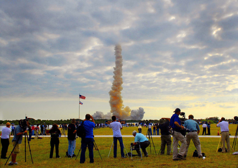 Image: LAUNCH DAY SPACE SHUTTLE ENDEAVOUR