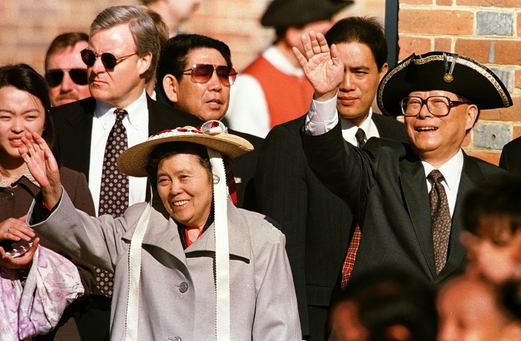 Chinese President Jiang Zemin(R) and his wife Wang