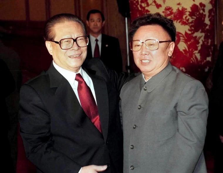 Chinese President Jiang Zemin(L) poses with North